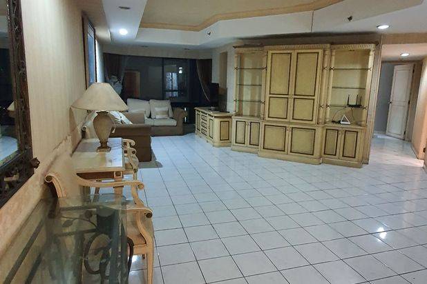 Kondo TA 146m,KT3+1,perlu reno,space luas nyaman untuk tinggal Apartemen Taman Anggrek 3 Kamar Tidur Butuh Renovasi Furnished