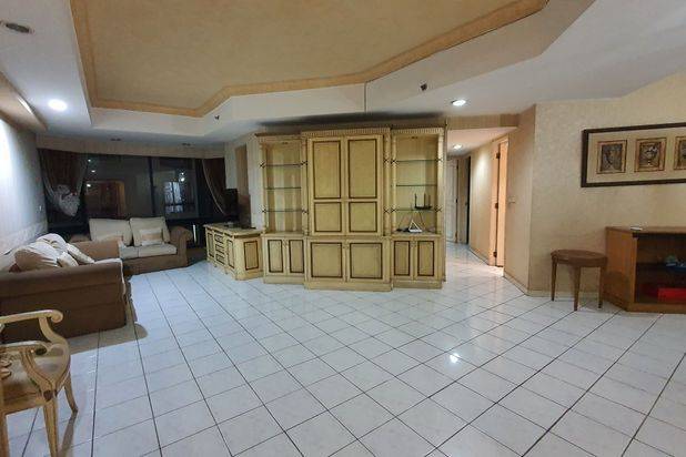 Kondo TA 146m,KT3+1,perlu reno,space luas nyaman untuk tinggal Apartemen Taman Anggrek 3 Kamar Tidur Butuh Renovasi Furnished