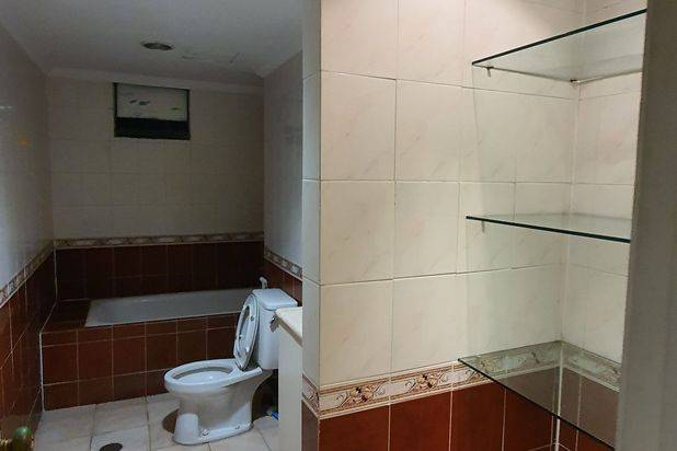 Kondo TA 146m,KT3+1,perlu reno,space luas nyaman untuk tinggal Apartemen Taman Anggrek 3 Kamar Tidur Butuh Renovasi Furnished
