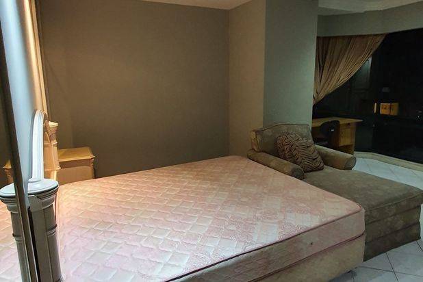 Kondo TA 146m,KT3+1,perlu reno,space luas nyaman untuk tinggal Apartemen Taman Anggrek 3 Kamar Tidur Butuh Renovasi Furnished