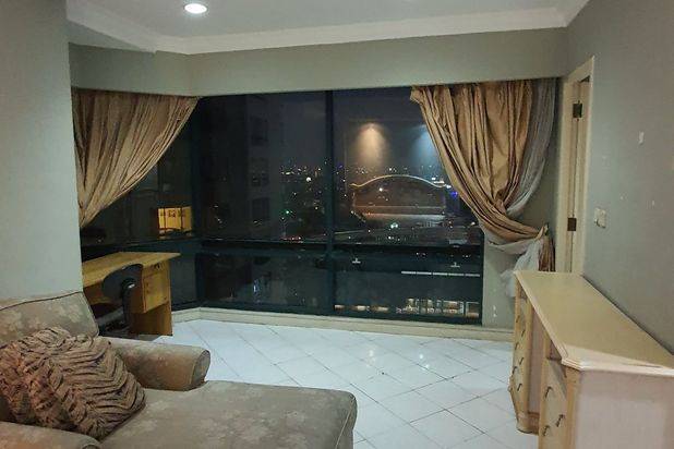 Kondo TA 146m,KT3+1,perlu reno,space luas nyaman untuk tinggal Apartemen Taman Anggrek 3 Kamar Tidur Butuh Renovasi Furnished