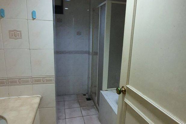 Kondo TA 146m,KT3+1,perlu reno,space luas nyaman untuk tinggal Apartemen Taman Anggrek 3 Kamar Tidur Butuh Renovasi Furnished