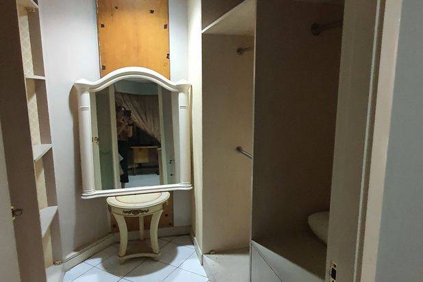 Kondo TA 146m,KT3+1,perlu reno,space luas nyaman untuk tinggal Apartemen Taman Anggrek 3 Kamar Tidur Butuh Renovasi Furnished