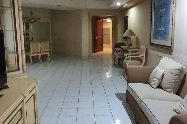 Kondo TA 146m,KT3+1,perlu reno,space luas nyaman untuk tinggal Apartemen Taman Anggrek 3 Kamar Tidur Butuh Renovasi Furnished