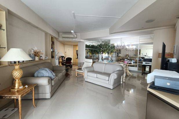 Kondo TA 146m,KT 3+1,dijual cepat,total reno dan semi FF. Apartemen Taman Anggrek 3 Kamar Tidur Bagus Semi Furnished