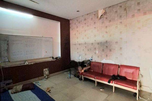 Ex Showroom di Raya Pekayon Dekat Mal Pakuwon Bekasi Barat