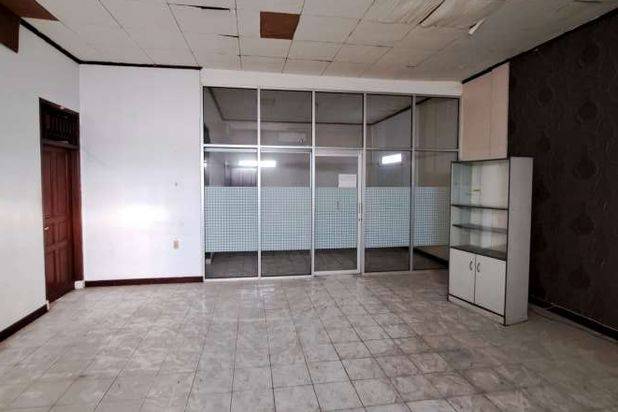 Ex Showroom di Raya Pekayon Dekat Mal Pakuwon Bekasi Barat