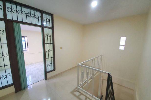 Rumah 3 Lantai Sudah Renovasi SHM di Villa Marina, Batam