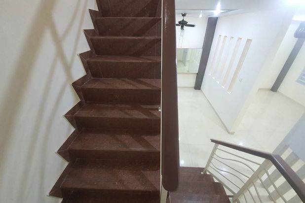 Rumah 3 Lantai Sudah Renovasi SHM di Villa Marina, Batam