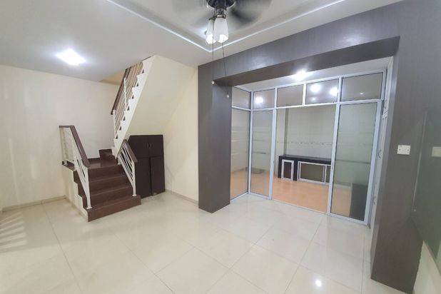 Rumah 3 Lantai Sudah Renovasi SHM di Villa Marina, Batam