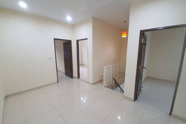 Rumah 3 Lantai Sudah Renovasi SHM di Villa Marina, Batam