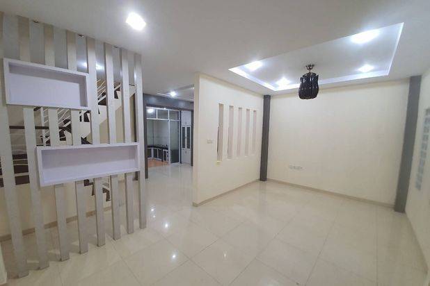 Rumah 3 Lantai Sudah Renovasi SHM di Villa Marina, Batam