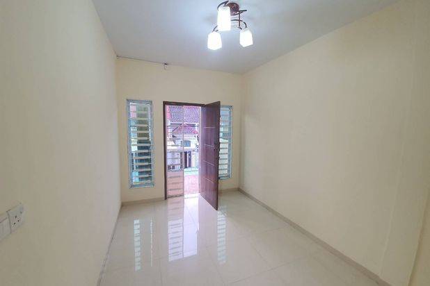 Rumah 3 Lantai Sudah Renovasi SHM di Villa Marina, Batam