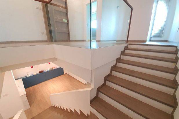Rumah 2 Lantai Renovasi Semi Furnished di Rumah Oriental, Batam