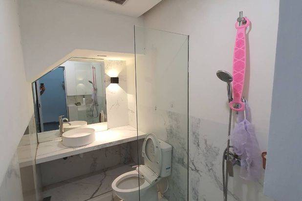 Rumah 2 Lantai Renovasi Semi Furnished di Rumah Oriental, Batam