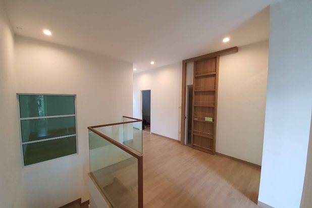 Rumah 2 Lantai Renovasi Semi Furnished di Rumah Oriental, Batam