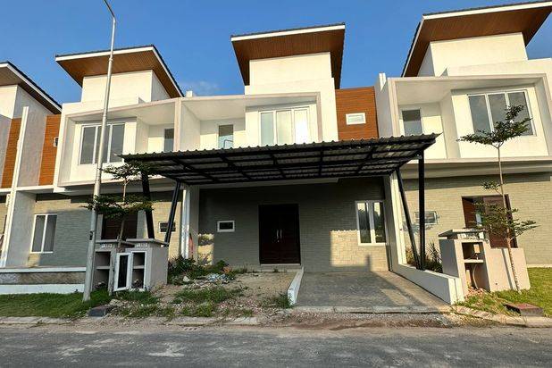 Rumah 2 Lantai Sudah Renovasi di Azure Bay Pasir Putih, Batam
