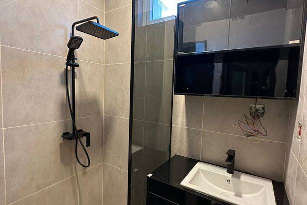 Rumah 2 Lantai Sudah Renovasi di Azure Bay Pasir Putih, Batam