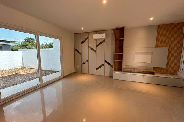Rumah 2 Lantai Sudah Renovasi di Azure Bay Pasir Putih, Batam