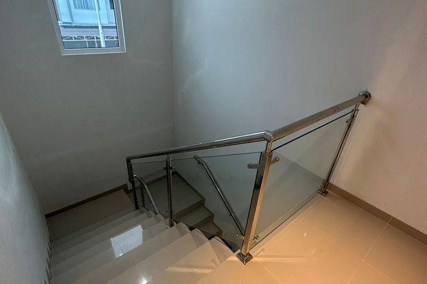 Rumah 2 Lantai Sudah Renovasi di Azure Bay Pasir Putih, Batam