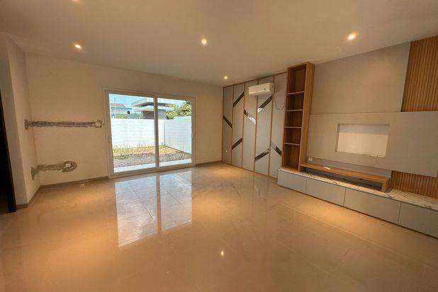 Rumah 2 Lantai Sudah Renovasi di Azure Bay Pasir Putih, Batam