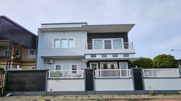 Rumah Bagus Di Jln Palem City Resort, Rumah Hook, View Kolam Renag 3 Lt