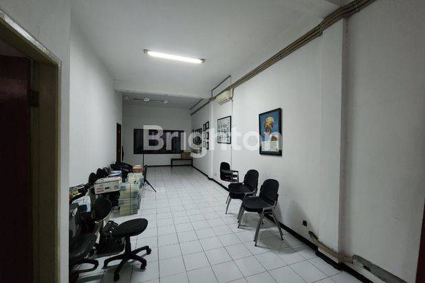 RUKO MEGA GALAXY KERTAJAYA EX KANTOR BERSIH TERAWAT STRATEGIS HADAP JALAN RAYA, COCOK UNTUK KLINIK KECANTIKAN, KANTOR, KURSUS DAN LAINNYA, LOKASI RAYA MERR DEKAT KE GALAXY MALL