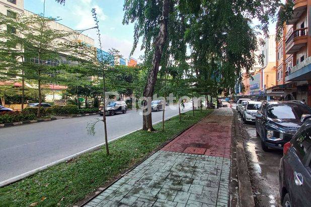 RUKO NAGOYA HADAP JALAN JALUR UTAMA PUSAT KERAMAIAN KOTA NAGOYA