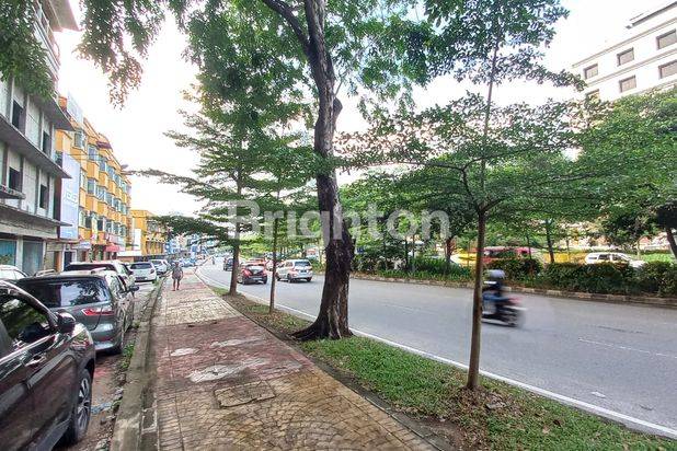 RUKO NAGOYA HADAP JALAN JALUR UTAMA PUSAT KERAMAIAN KOTA NAGOYA