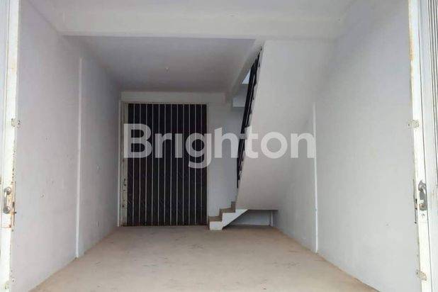 DIBAWAH HARGA PASAR TOWNHOUSE HADAP PASAR SEGAR BUANA CENTRAL PARK DI TEMBESI