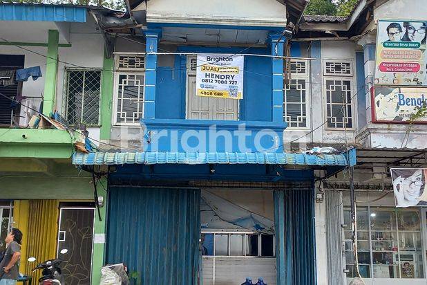 RUKO 2 LANTAI LOKASI STRATEGIS HADAP JALAN RAYA UTAMA SIMPANG LAMPU MERAH DI BENGKONG