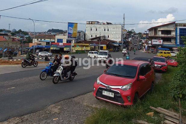 RUKO 2 LANTAI LOKASI STRATEGIS HADAP JALAN RAYA UTAMA SIMPANG LAMPU MERAH DI BENGKONG