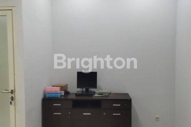 ruang perkantoran PRAXIS by INTILAND Perkantoran 24jam dengan ekskalator setiap lantai dan koridor terbuka di kawasan bisnis surabaya.