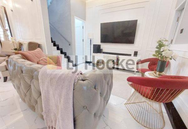 Rumah Mewah 2 Lantai Fully Furnished Di Perum Summer Residence