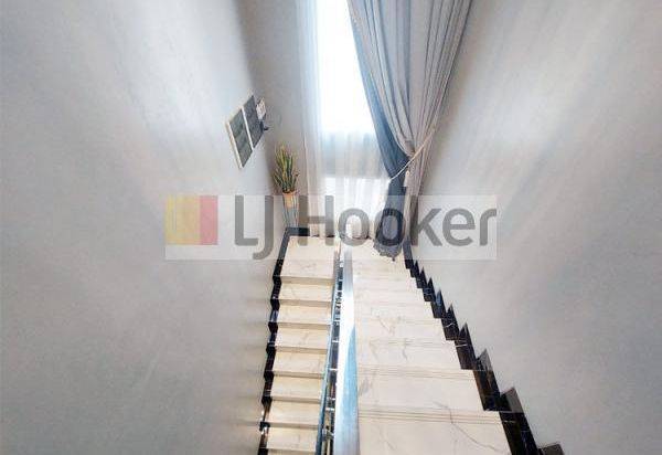 Rumah Mewah 2 Lantai Fully Furnished Di Perum Summer Residence