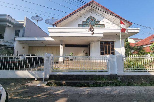 Rumah Asri Terawat di Mainroad jl Surya Sumantri, Bandung