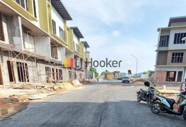 Rumah Baru 3 Lantai Hadap Timur Di Perum The Icon Central
