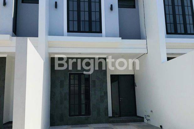 Rumah Cantik 2 Lantai American Style di Rungkut