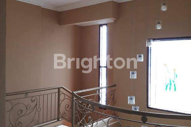 RUMAH HOOK 2 LANTAI SURABAYA KOTA