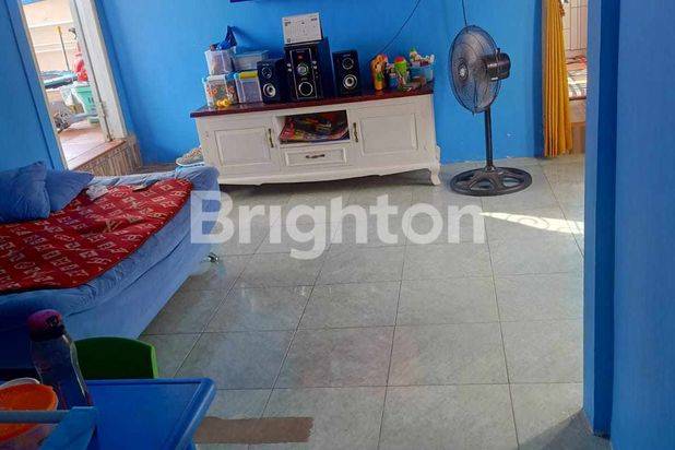 Hunian bernuansa biru dekat Rekreasi pantai batakan