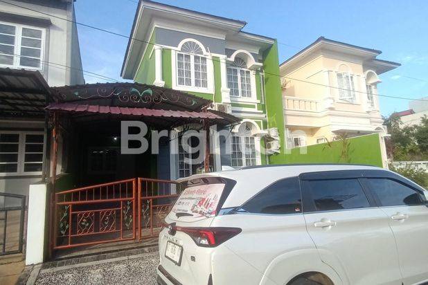 RUMAH MEWAH BESERTA ISINYA DIPERUMAHAN ELIT