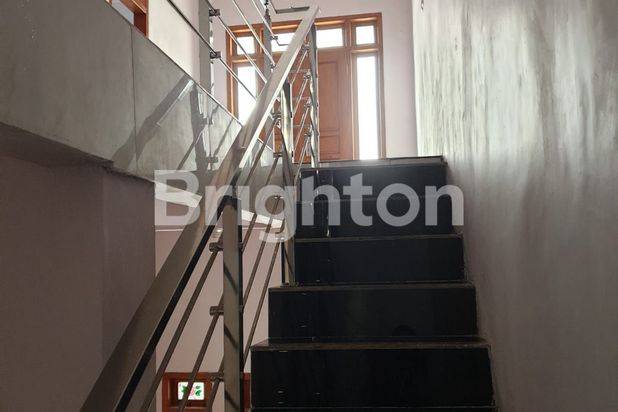RUMAH MURAH 2 LANTAI BARU RENOVASI DI WAGE-TAMAN