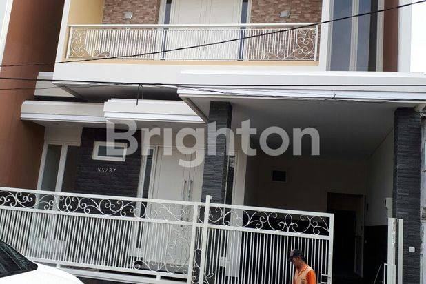 RUMAH BARU GRESS 2LANTAI ADA CARPORT DI WISMA PERMAI SURABAYA