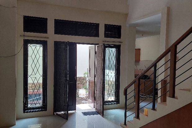Rumah Bagus Di Jl.Anggrek-Cipto Mangunkusumo