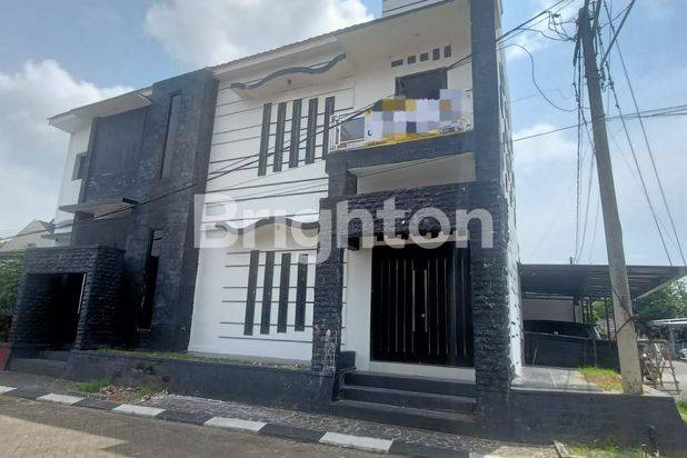 RUMAH BESAR 3 LANTAI COCOK UNTUK MESS/KANTOR DIPERUMAHAN WIKA BALIKPAPAN