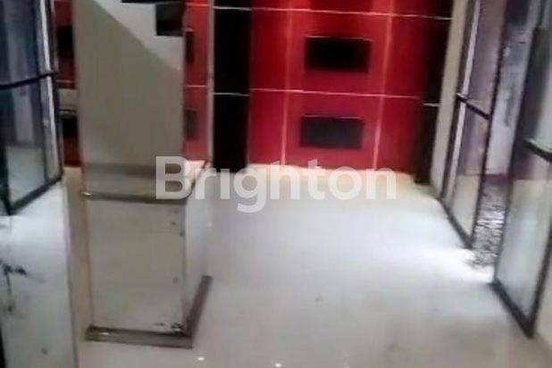 RUMAH BESAR 3 LANTAI COCOK UNTUK MESS/KANTOR DIPERUMAHAN WIKA BALIKPAPAN