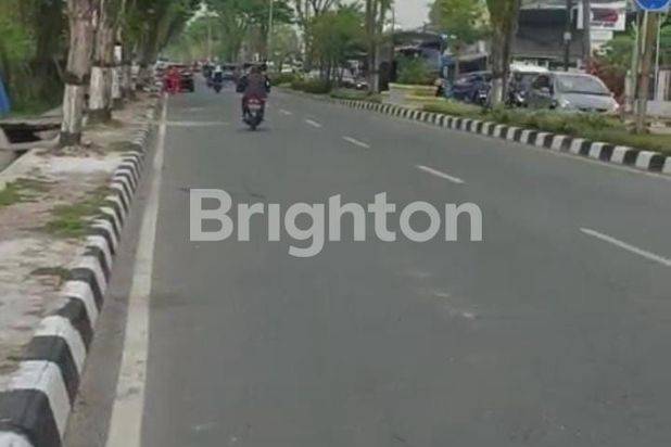 Tanah luas dipinggir jalan tembus ke pantai