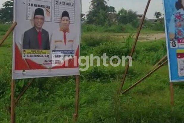 Tanah luas dipinggir jalan tembus ke pantai
