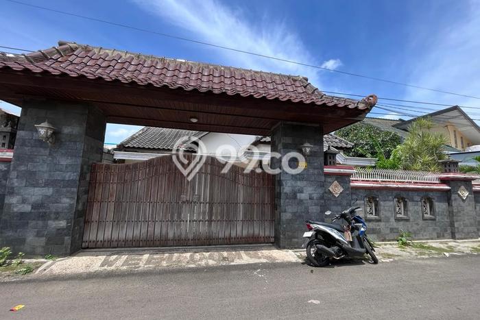 PROPERTI PILIHAN! Rumah area Tuban, Luas 390m2m² Bangunan 180m2m²