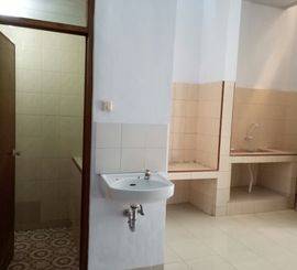 Disewakan Rumah 2 lantai 2 kamar tidur Songsi Dalam Jembatan Lima Jakarta Barat dekat Gajah Mada Hayam Wuruk